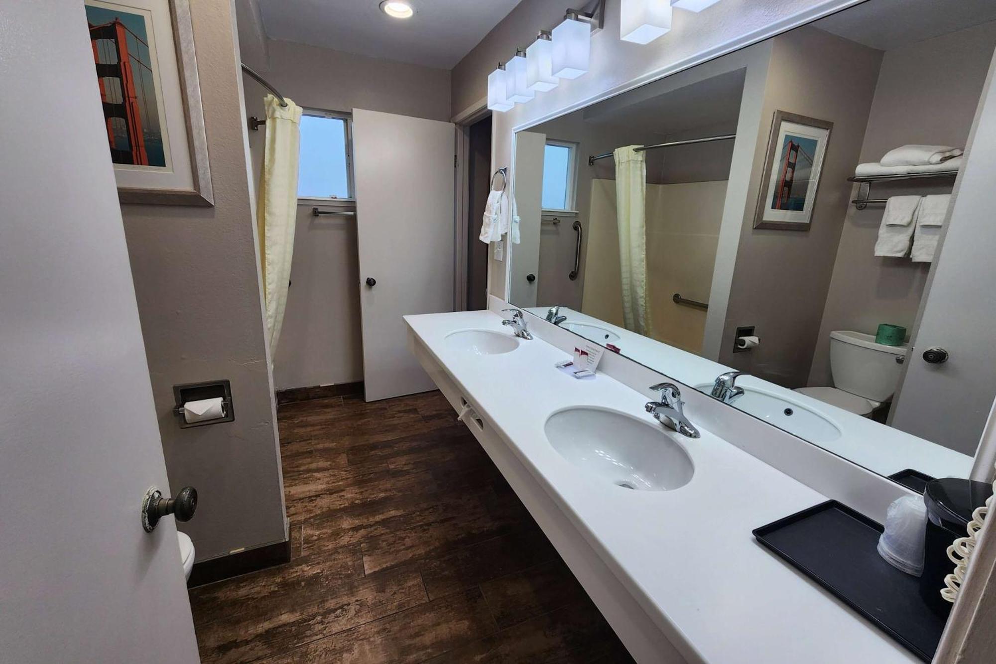 Ramada Bayside Inn & Suites יוריקה מראה חיצוני תמונה
