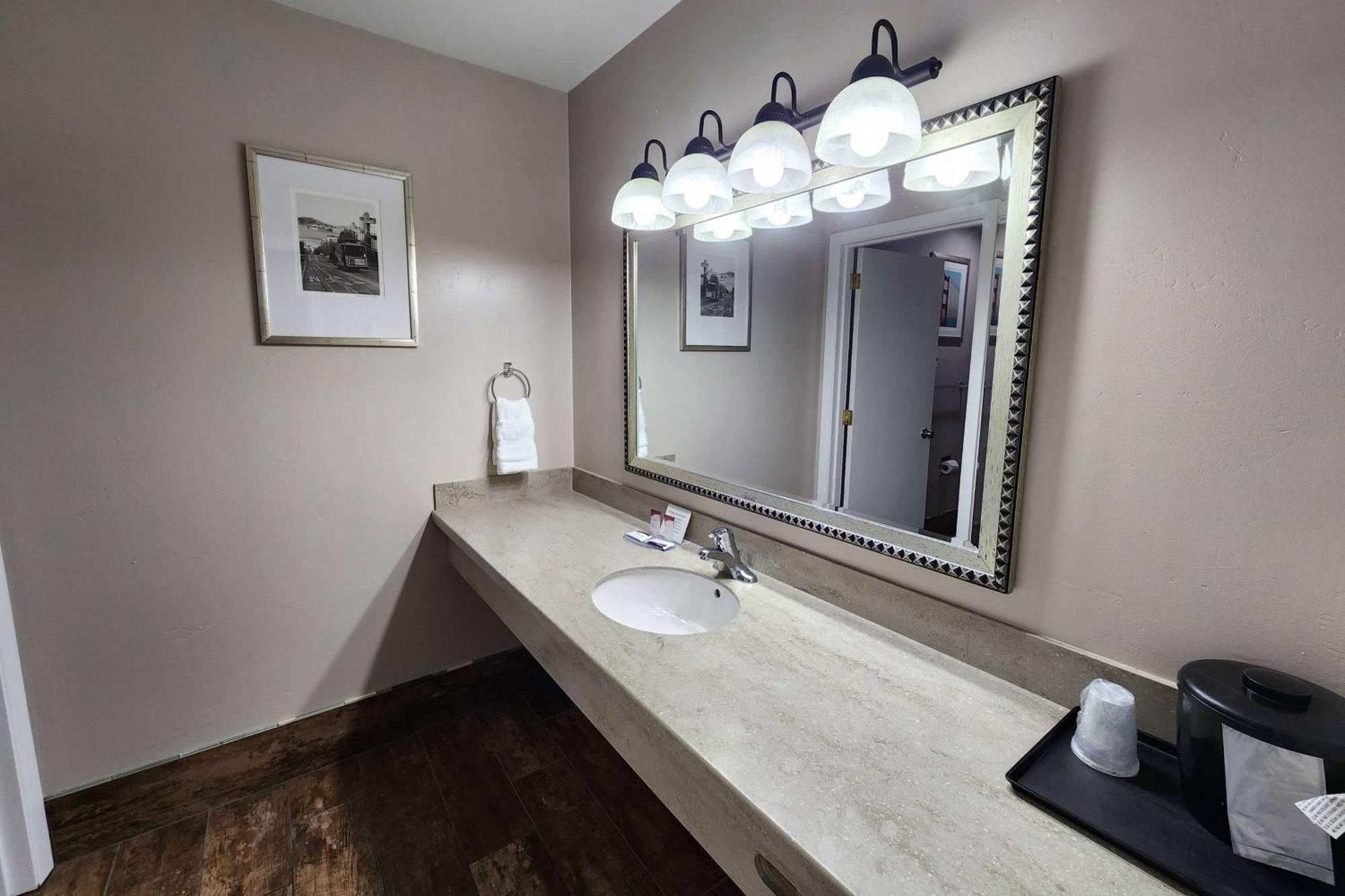 Ramada Bayside Inn & Suites יוריקה מראה חיצוני תמונה